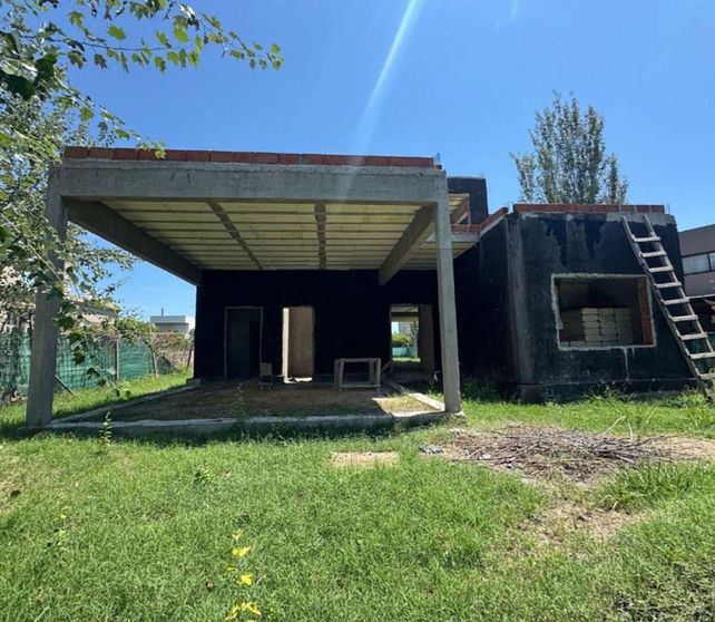 Los inmuebles que se subastarán están en un barrio privado de Roldán.