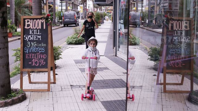 Una niña paseando en su monopatín por la vereda de calle Carvantes.&nbsp;