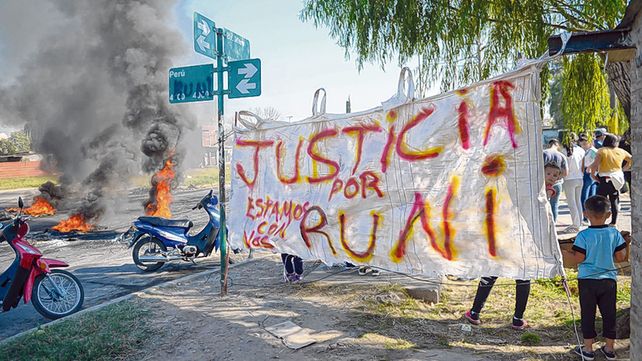 Reclamo. Tras el crimen de Brian S&aacute;nchez todo un barrio protest&oacute; por los arreglos de la polic&iacute;a y los narcos.