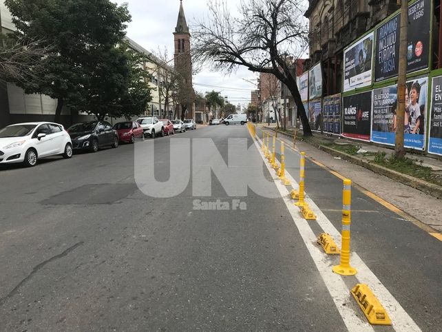 ¿Alcanzará esta vez?: más pretiles para que los autos no invadan la ciclovía de calle Ituzaingó