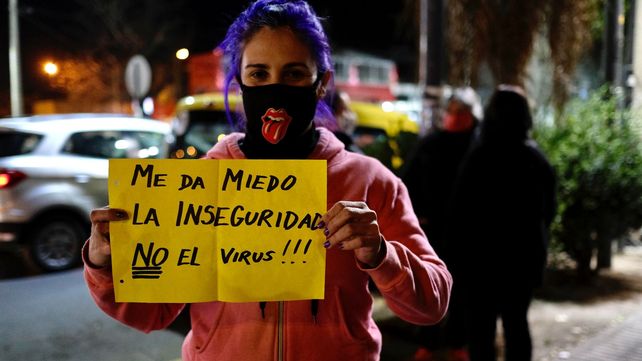Una mujer levanta un cartel donde pide más seguridad durante una marcha.&nbsp; 