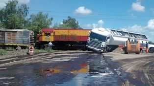 San Lorenzo: un tren embistió a un camión cargado con combustible