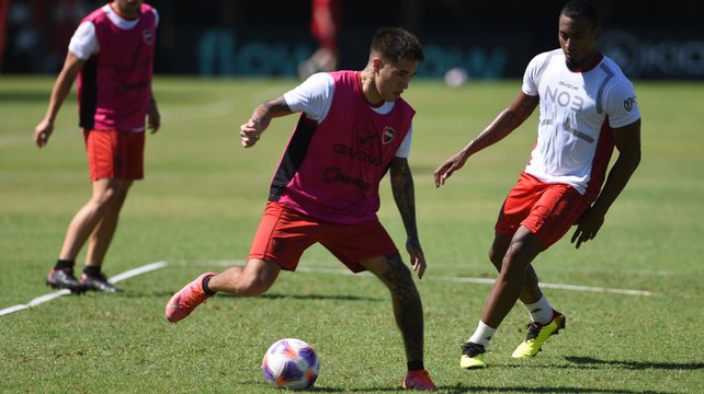 El extremo Misael Jaime busca meter el pase ante el asedio de Willer Ditta en el último entrenamiento de Newells.