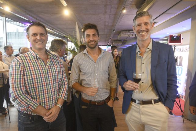 Sebastián Alesio, presidente del Parque Industrial de San Lorenzo junto a Santiago Feely e Iván Bergallo, director y coordinador general de Life Desarrollos.