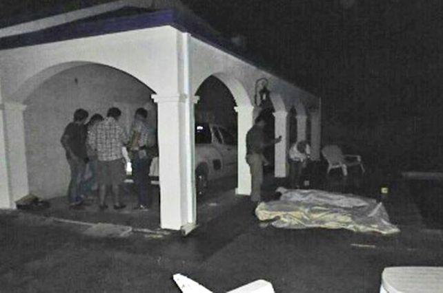 En el fondo. Los cadáveres fueron hallados a metros de la pileta.