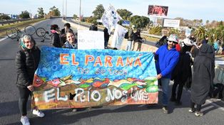 Cortamos hoy porque no queremos sufrir una vez más la asfixia del humo y no vamos a quedarnos de brazos cruzados viendo columnas de humo que significan la destrucción del poco humedal que queda vivo,