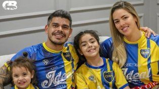 Gustavo Bou y su familia con la camiseta del Club Defensores de Barrio Nebel, entidad que es Presidente.
