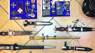 Incautan más objetos con simbología nazi en un local de San Telmo