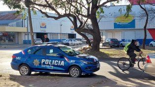Un patrullero en inmediaciones de unos de los supermercados locales, tal cual anunció el Ministro de Seguridad, como parte del protocolo provincial para prevenir posibles saqueos&nbsp;