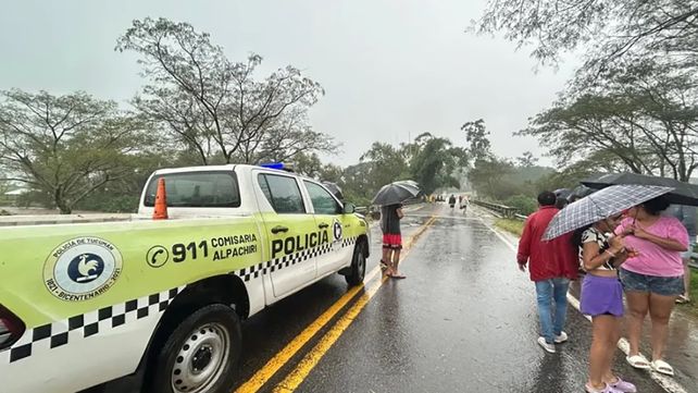 Un fuerte temporal volvió a afectar a Tucumán con calles y utas anegadas y cortadas