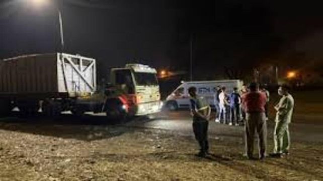 El joven se lanzó debajo de un camión en la ruta de Tucumán