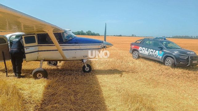 Hallan una avioneta boliviana abandonada en un campo de Curupaity