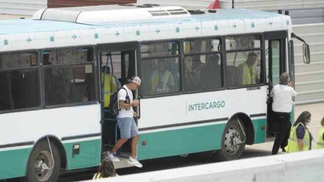 Luis Suárez arribó al aeropuerto de Fisherton minutos antes de las 13 junto a su familia.&nbsp;