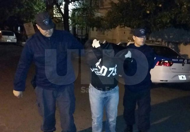 Detuvieron a un hombre y le secuestraron un arsenal de armas de guerra en su auto