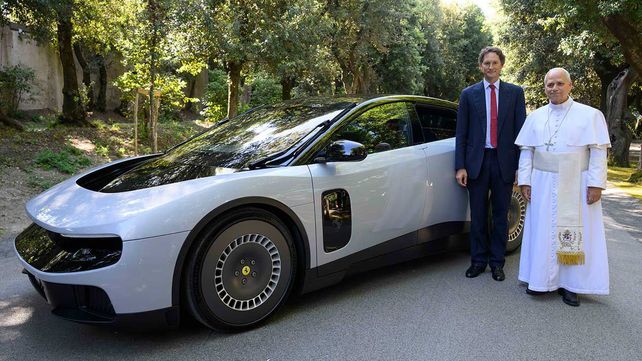 El Papa León XIV junto al presidente de Ferrari, John Elkann.