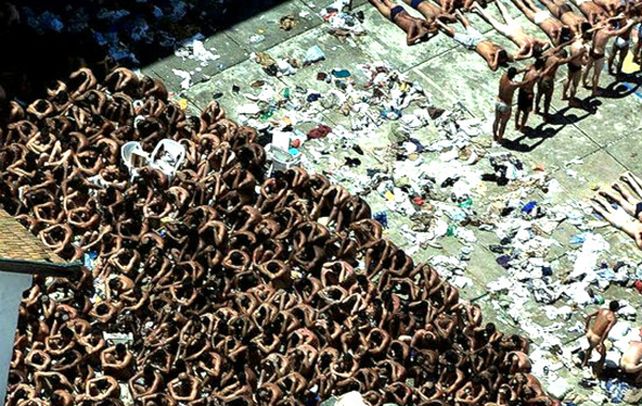 Símbolo del horror. Presos de la cárcel de San Pablo formados luego de ser controlado el sangriento motín. Las instalaciones ya fueron demolidas.