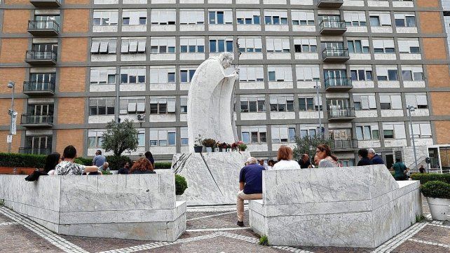 Ni insuficiencia respiratoria ni broncoespasmos: el papa Francisco descansó bien y permanece estable