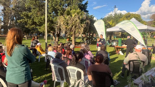 La comunidad pudo participar activamente de dos capacitaciones abiertas: un taller introductorio sobre buenas prácticas en la manipulación de alimentos y una jornada instructiva enfocada en el compostaje domiciliario y el tratamiento de residuos orgánicos.
