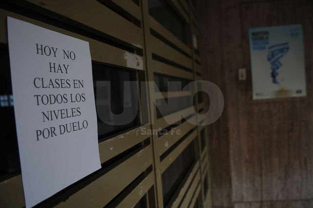 No hay clases. De esa manera las autoridades escolares evitaron que los chicos vean la entrada del colegio como la escena de un crimen. El lunes reiniciarán el dictado de clases.