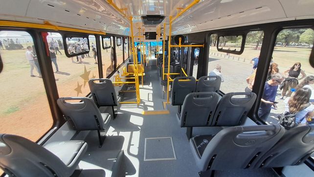Javkin presentó 15 nuevos colectivos que se suman al sistema con homenaje a Messi y Di María incluido