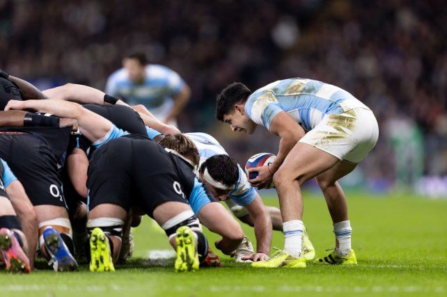 Simón Benítez Cruz mete la pelota en el scrum. El equipo argentino fue de menor a mayor y terminó acorralando a Inglaterra en su propia casa.