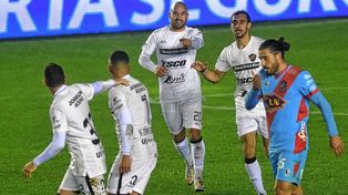 Junior Arias festeja con sus compañeros el segundo gol de Patronato.