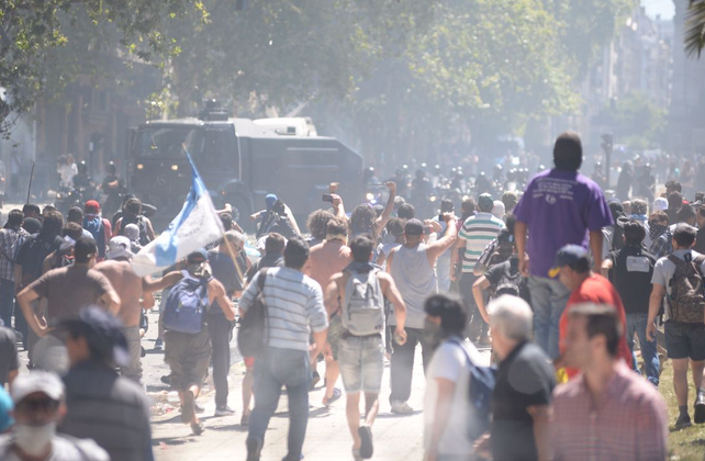 Graves incidentes entre manifestantes y la policía en cercanías del Congreso de la Nación