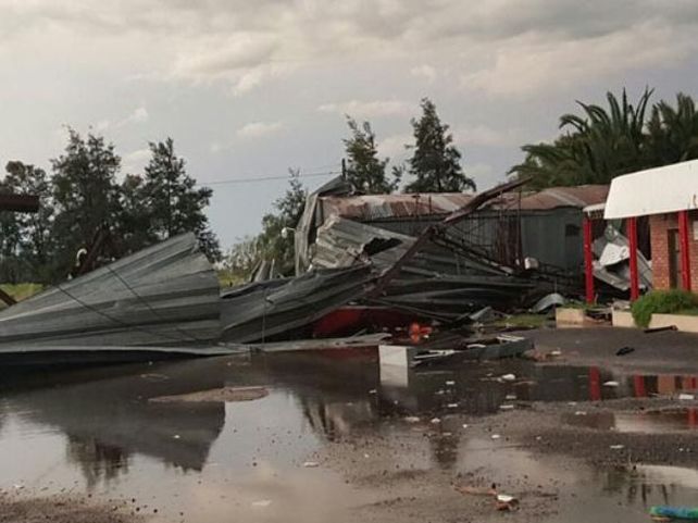 Un fuerte temporal de lluvia y vientos huracanados provocó destrozos en Rufino