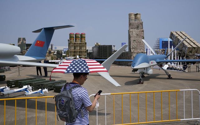 Drones y sistemas de misiles antiaéreos fabricados en China se exhiben durante la 13ª Exposición Internacional de Aviación y Aeroespacial de China, también conocida como Airshow China 2021, en Zhuhai, en el sur de China.