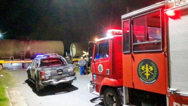 Personal policial y Bomberos trabajan en el lugar donde una mujer fue atropellada por un tren.&nbsp;