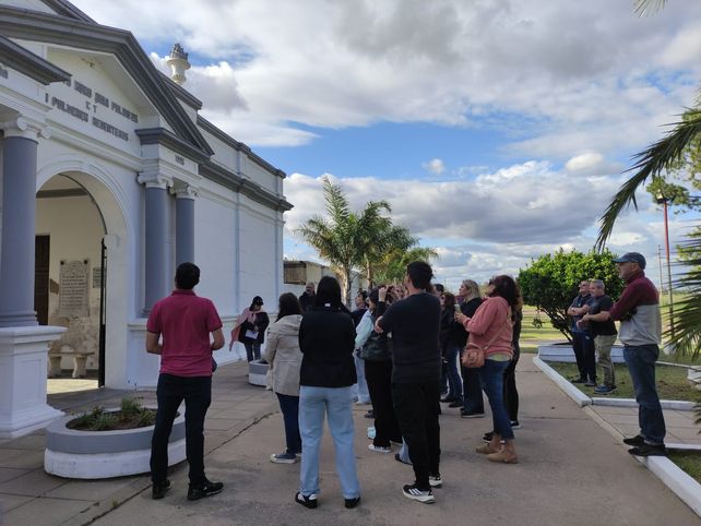 Sastre se suma a la tendencia de las recorridas guiadas por el cementerio local