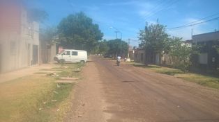 Bº Los Hornos: un camión tiró tierra y regó las calles asfaltadas; el municipio aclaró la situación