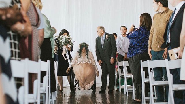 Pasó años usando una silla de ruedas y sorprendió a todos en su boda caminando hacia el altar