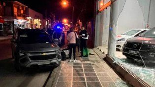En Gualeguaychú, un conductor rompió una vidriera con su auto y se negó al test de alcoholemia.