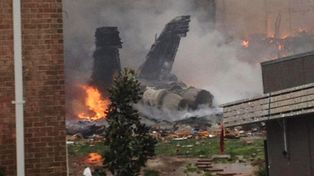 Un avi&oacute;n militar se estrell&oacute; en Estados Unidos contra un complejo de viviendas