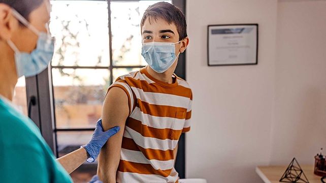 La vacunación a menores de entre 12 y 17 años con factores de riesgo﻿ comenzará el próximo martes en la provincia de Santa Fe. 
