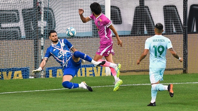 Arsenal y Racing juegan bajo la mirada de Unión