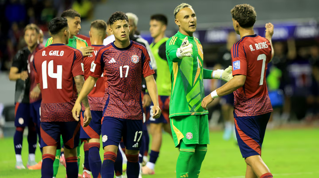 Keylor Navas saluda a sus compañeros luego de la victoria de la selección de Costa Rica por 3 a 2 sobre Trinidad y Tobago.