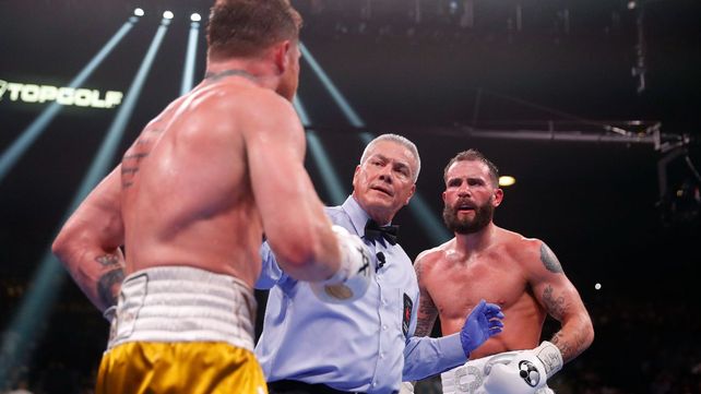 Canelo Álvarez noqueó a Caleb y es rey absoluto de los supermedianos