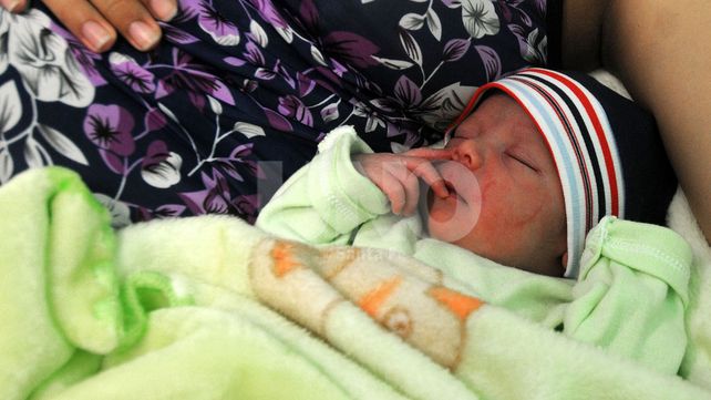 Benjamín y Daniela disputaron el título de primer bebé del año