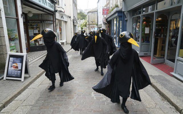 Miembros de Extinction Rebellion disfrazados de pájaros protestan en St. Ives. Fotografía: Jon Super / AP