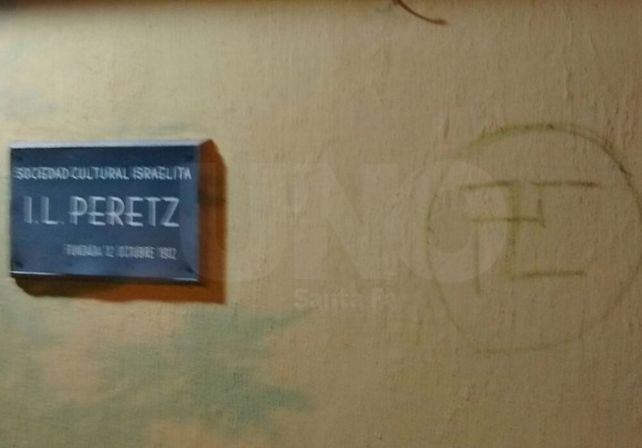 Pintaron una cruz esvástica frente a la “I.L.Peretz”
