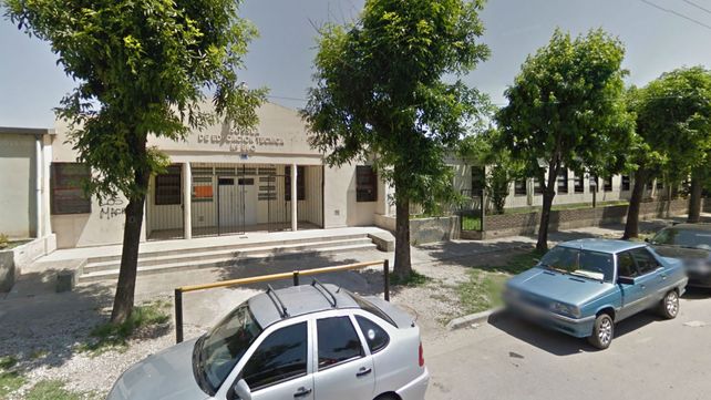La escuela está ubicada sobre la avenida Soldado Aguirre.