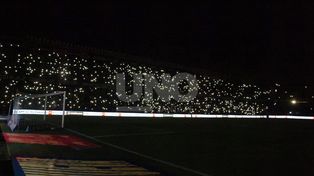 El espectacular show de los hinchas de Colón durante el corte de luz