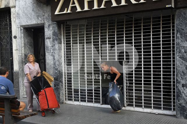 Los comerciantes cierran sus negocios y sacan la mercadería