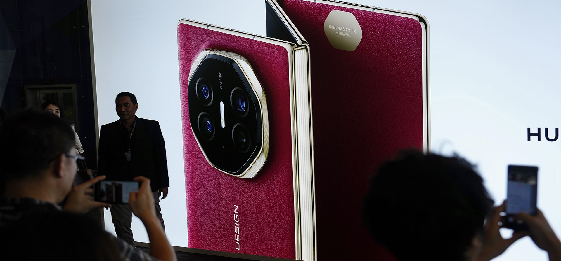 Visitantes toman fotografías frente a una valla publicitaria gigante del primer teléfono plegable de Huawei durante la apertura de sus ventas globales en Kuala Lumpur, Malasia, el martes 18 de febrero de 2025. (Foto AP/Vincent Thian) Visitantes toman fotografías frente a una valla publicitaria gigante del primer teléfono plegable de Huawei durante la apertura de sus ventas globales en Kuala Lumpur, Malasia, el martes 18 de febrero de 2025. (Foto AP/Vincent Thian)