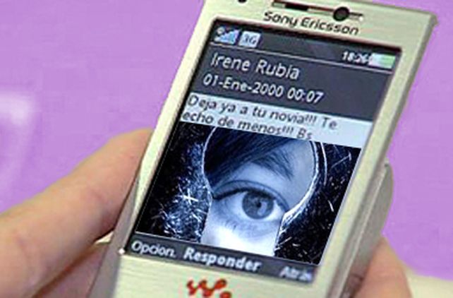 Las mujeres argentinas esp&iacute;an los celulares m&aacute;s que los hombres