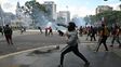 Destrozos y enfrentamientos entre la policía y barrabravas en la marcha de jubilados frente al Congreso