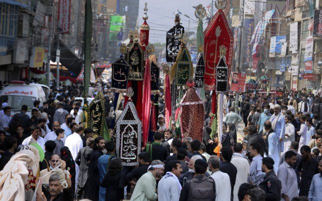 Musulmanes chiítas participan en una procesión de Muharram en Peshawar, Pakistán. Muharram, el primer mes del calendario islámico, es un mes de luto para los chiítas en recuerdo de la muerte de Hussein, el nieto del Profeta.