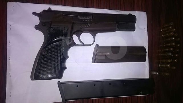 Aprehendieron a dos jóvenes con un arma de guerra cargada después de eludir un control